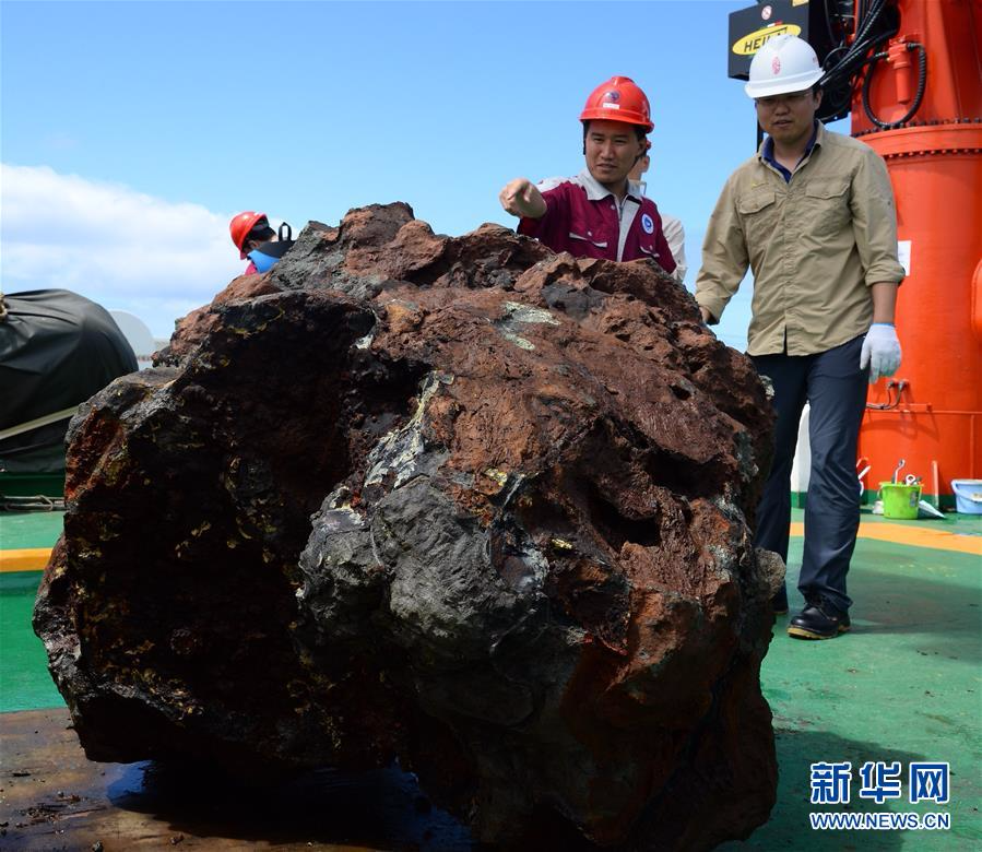 （图文互动）（4）“向阳红01”科考船采集到3吨重硫化物破中国纪录