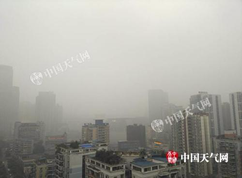 昨天早晨，受大雾影响，重庆渝北新牌坊附近建筑物已被浓雾完全遮挡。(刘双娥 摄)