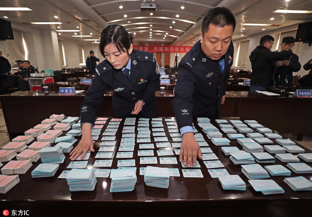 1月29日，河南省郑州市，郑州市铁路公安处的工作人员向记者展示“1.12”特大制、贩假火车票案件中查获的各类涉假火车票。王威/东方IC
