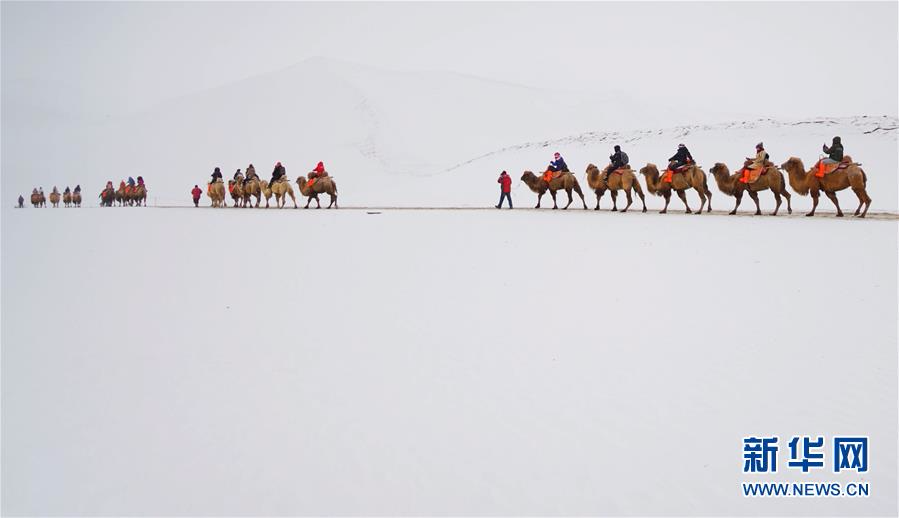 #（社会）（2）雪落鸣沙山月牙泉