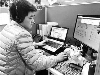 机票客服张宇曾经一天接了216个电话。图片来源：北京青年报