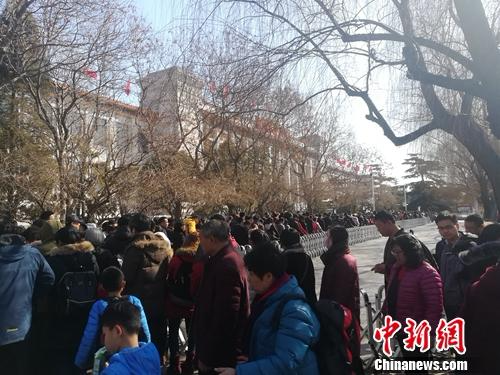 2018年，正月初五，参观者排起长队等待进入中国国家博物馆参观。上官云 摄