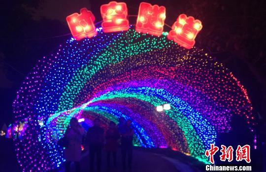 全长150米的“时光隧道”以绚丽多姿的灯光装饰其上，营造出“人在灯中游”的梦幻感受。　张金川　摄