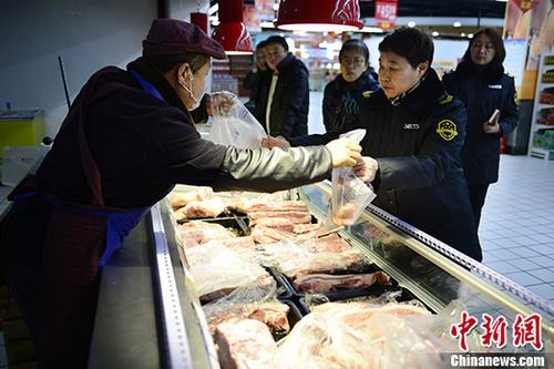 资料图：执法人员取样、抽检肉类。<a target='_blank' href='http://www.chinanews.com/'>中新社</a>记者 刘文华 摄