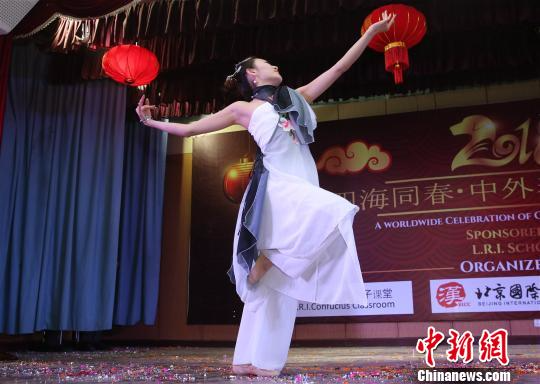 图为中国古典舞《粉墨》表演。　张晨翼 摄