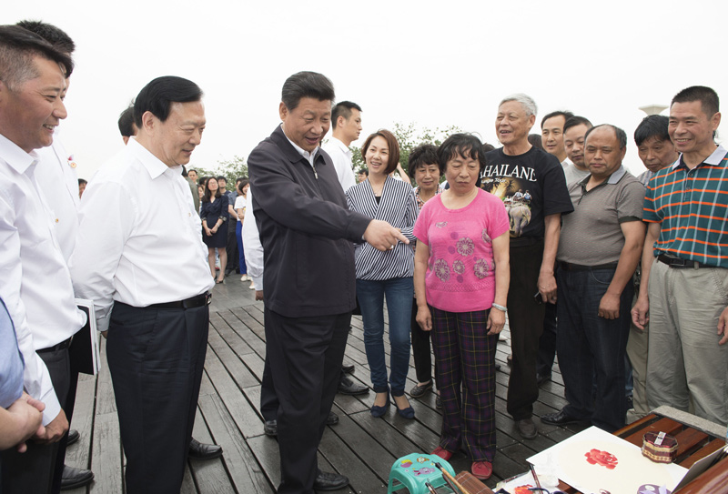 2015年习近平与群众在一起的亲密瞬间(组图)