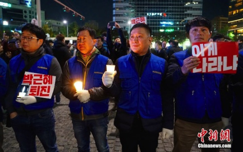 10月29日晚，近两万名韩国民众及民间团体人士在首尔市中心举行烛光集会，谴责“亲信干政事件”给韩国社会带来的不良影响，要求总统朴槿惠对此事负责。<span target='_blank' href='http://www.chinanews.com/'></div>中新社</span>记者 吴旭 摄